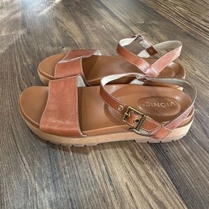 Vionic Tan Leather Platform Sandals Buckle Strap Comfort Shoes Women’s Size 10